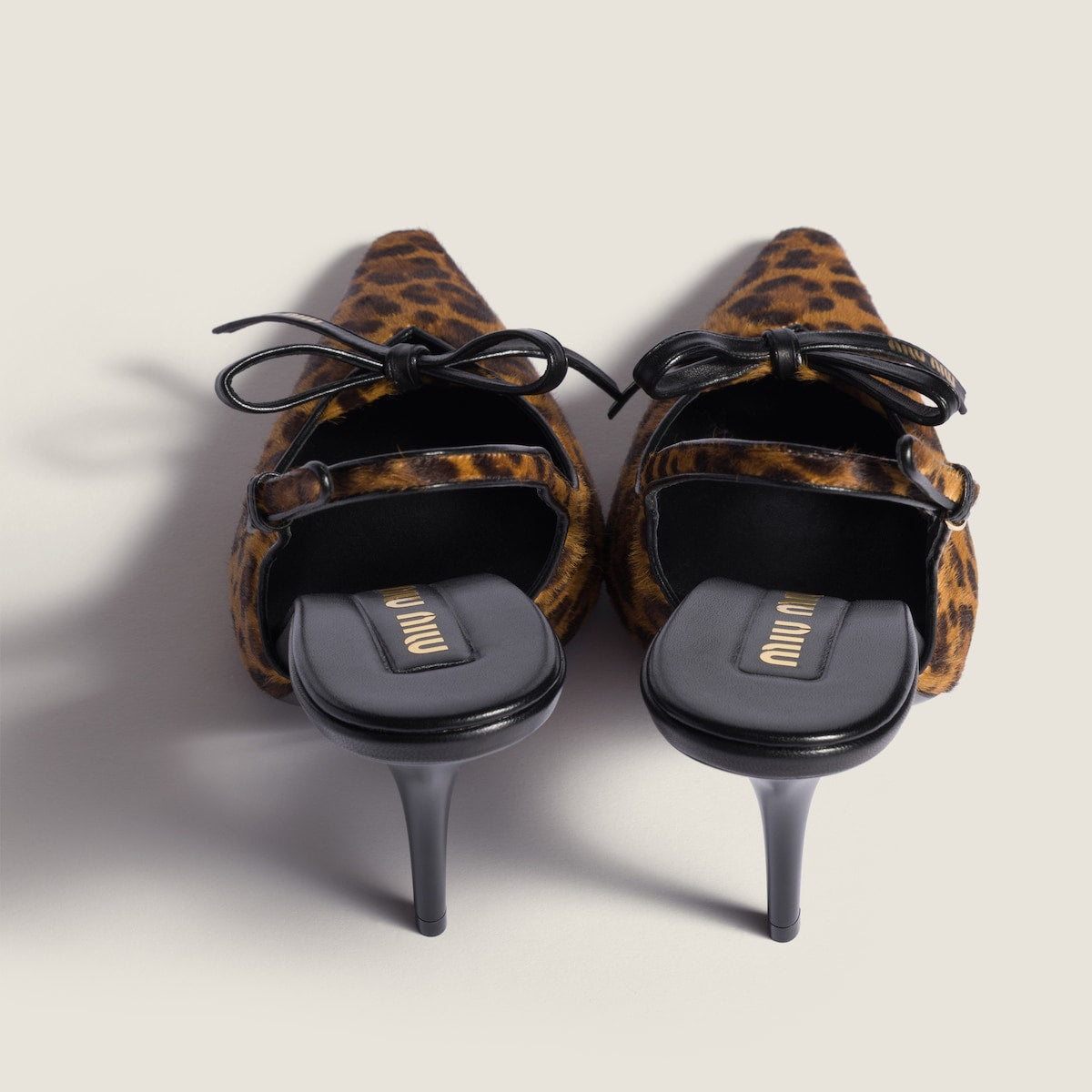 Slingback-Pumps aus geprägtem Leder mit Schleife in Honig