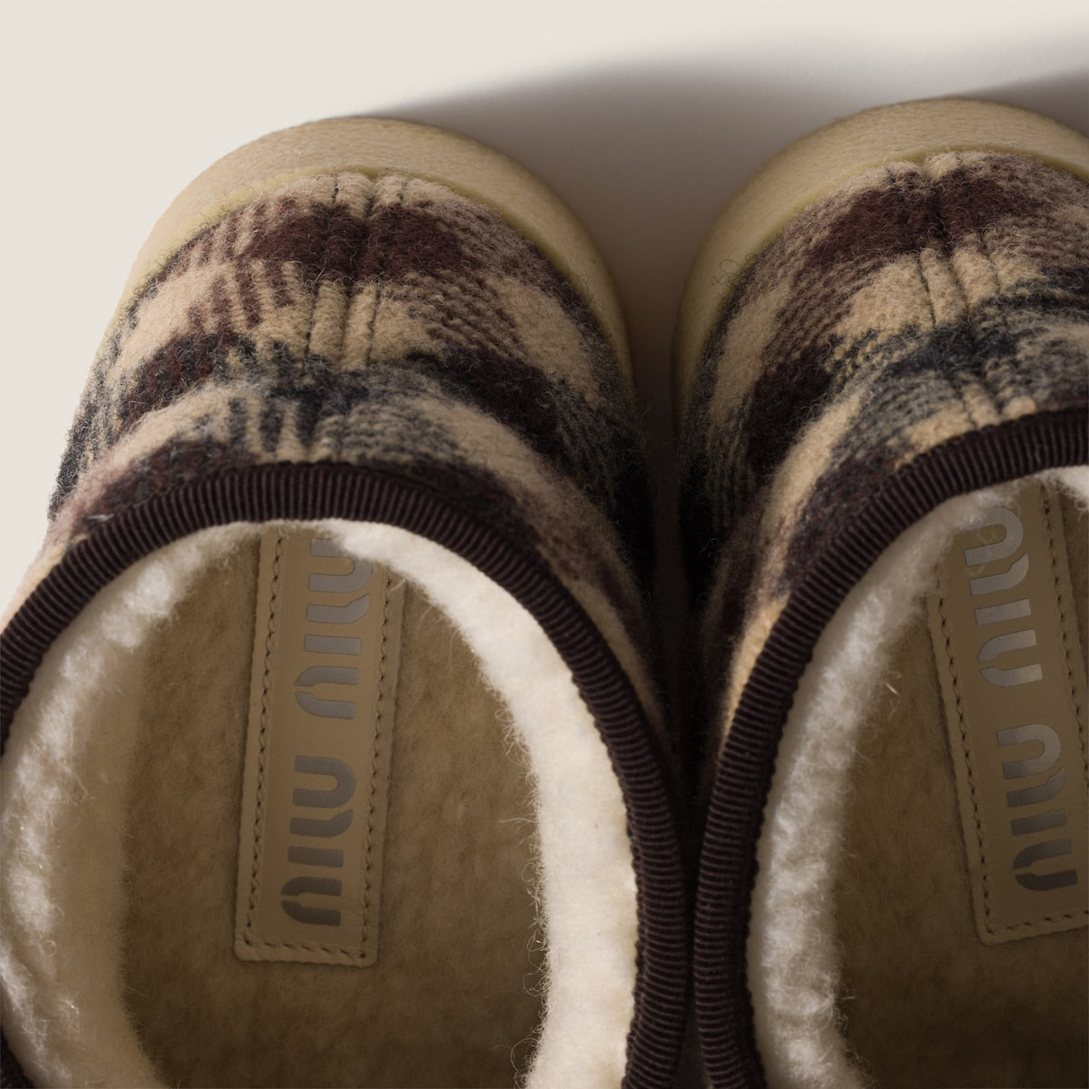 Stiefeletten aus Wolle und Lammfell in Kamel/Blau