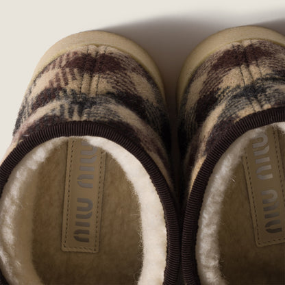 Stiefeletten aus Wolle und Lammfell in Kamel/Blau
