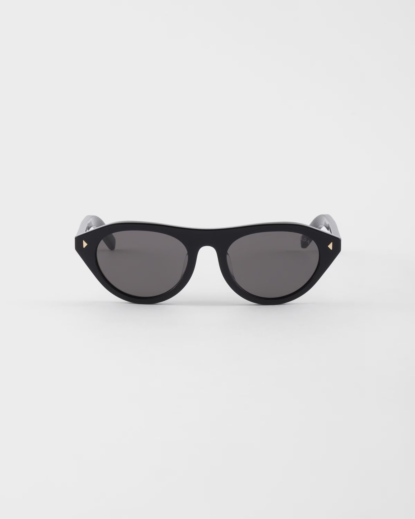 Sunglasses with iconic metal plaque in black