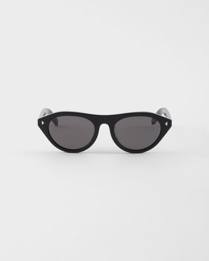 Sunglasses with iconic metal plaque in black
