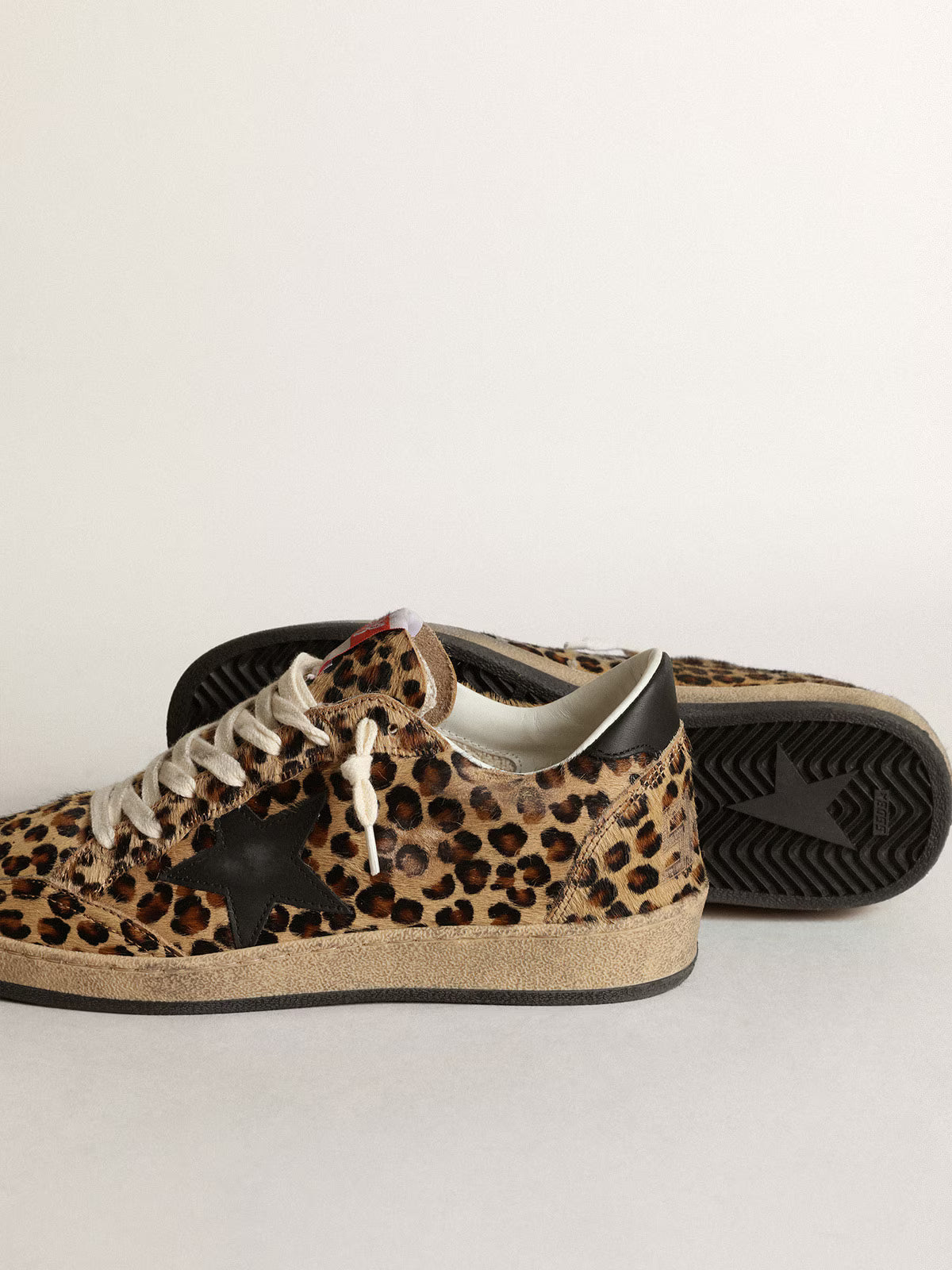 Cavallino-Leder mit Leoprint und schwarzen Details