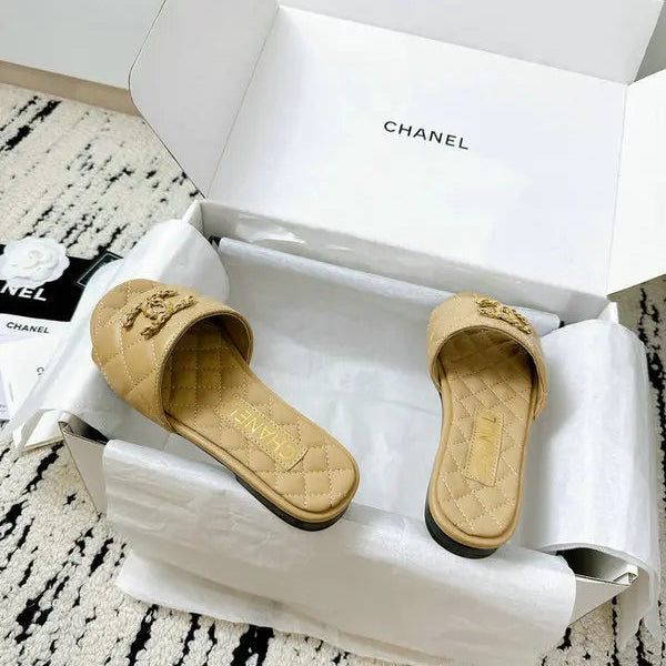 Gesteppte Lederpantoletten mit geflochtenem C-Logo in Beige