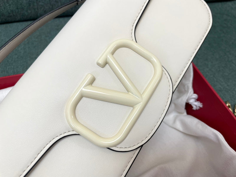 Locò Schultertasche aus Kalbsleder Weiß