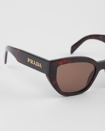 Sonnenbrille cat-eye mit Logo in Kaffeebraun