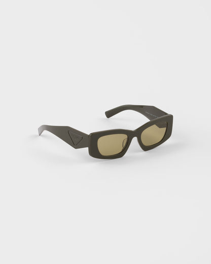 Sonnenbrille mit Dreieckslogo und olivfarbenen Gläsern