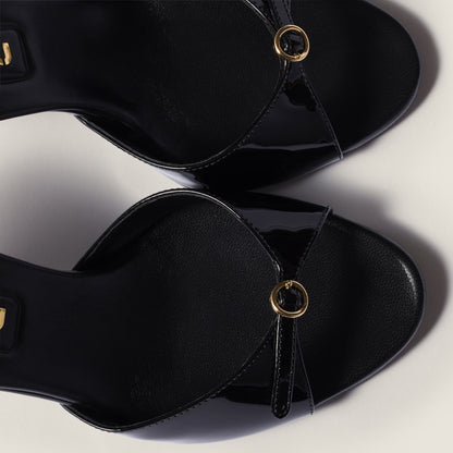 Mules aus Schwarzem Lackleder mit Schließe