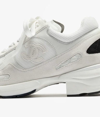 Sneaker aus Mischgewebe und Wildleder in Weiß/Schwarz