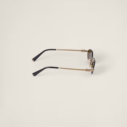 Sunglasses with oval lenses in lodge green