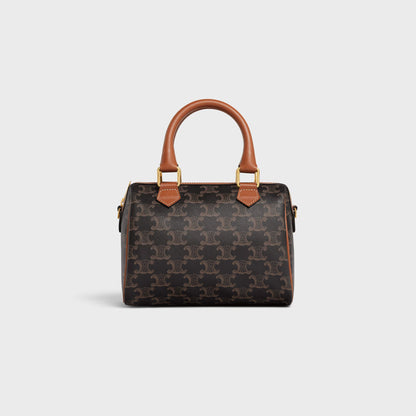 Kleine Boston Tasche aus Triomphe-Canvas und Kalbsleder in Cognac