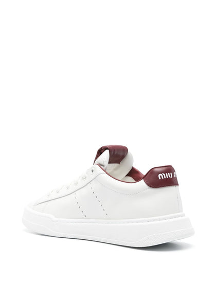 Sneakers aus Leder in Weiß/Bordeaux
