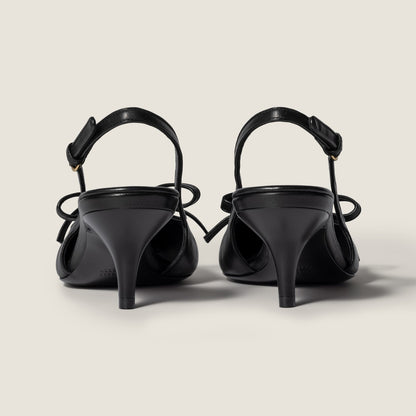 Slingback-Pumps aus Leder mit schwarzer Schleife