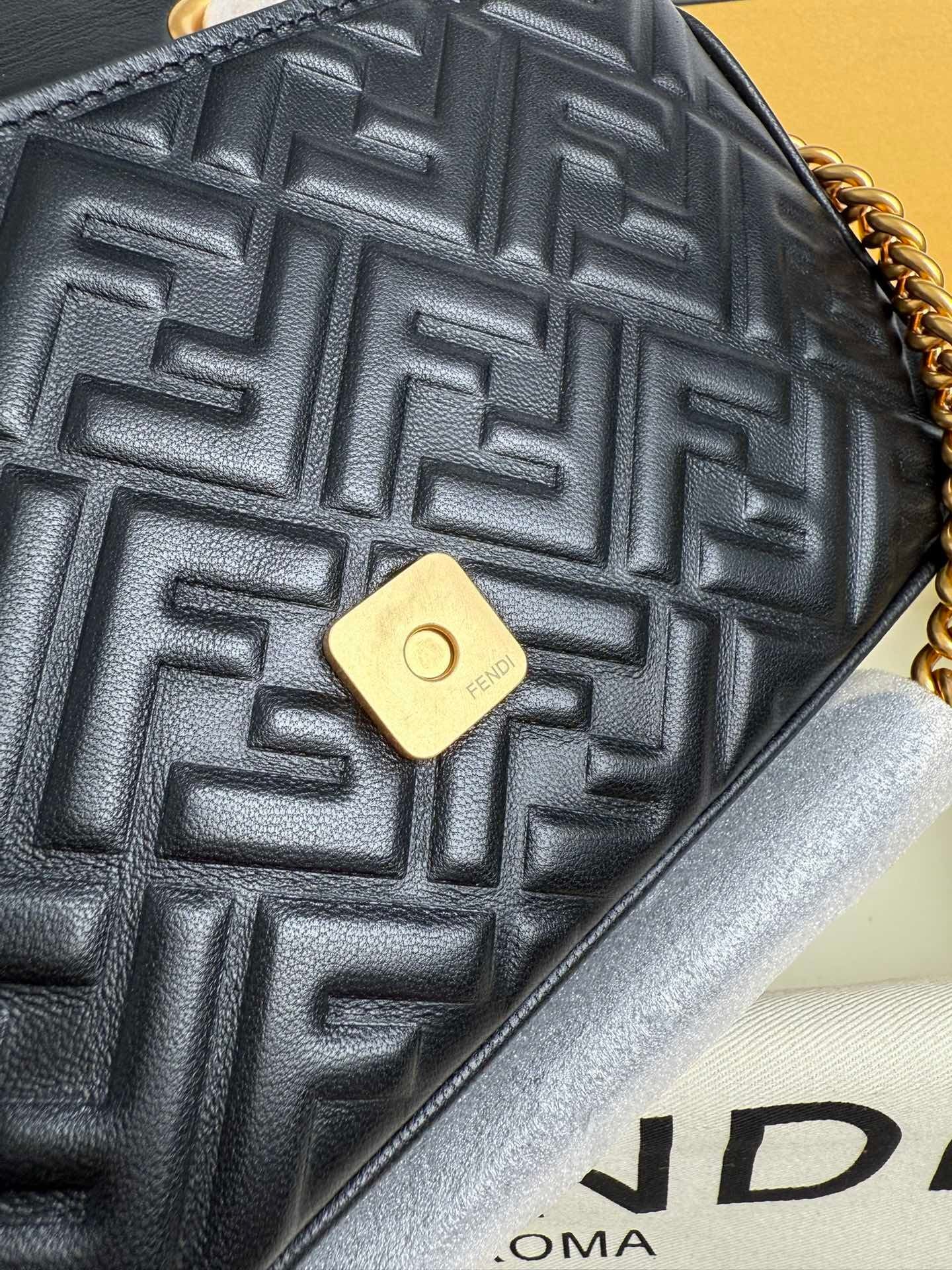 Wallet On Chain Baguette aus schwarzem Nappaleder