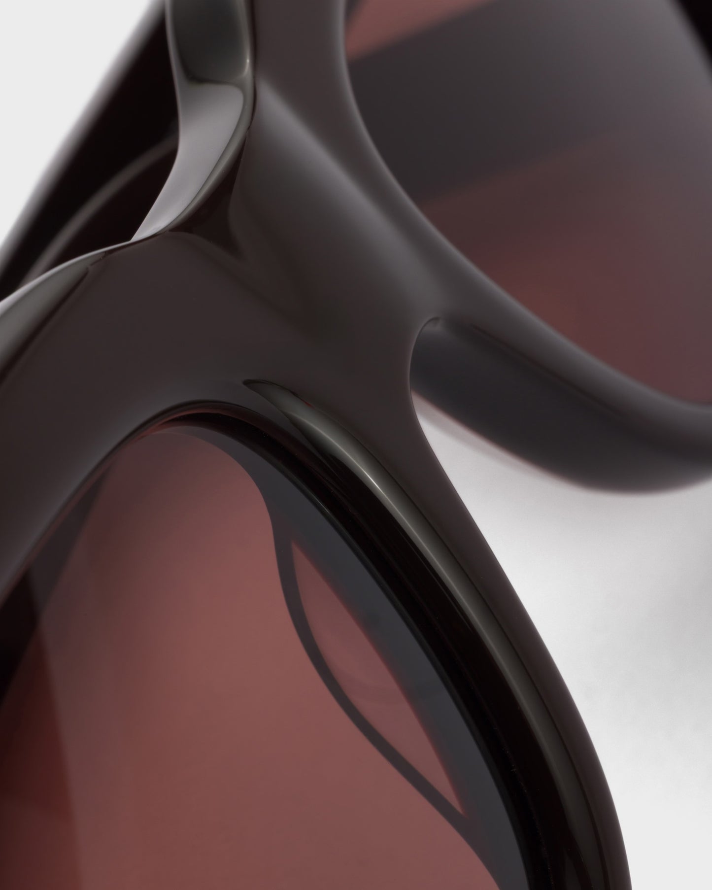Rechteckige Sonnenbrille aus schwarzem Acetat mit zigarrenfarbenen Gläsern