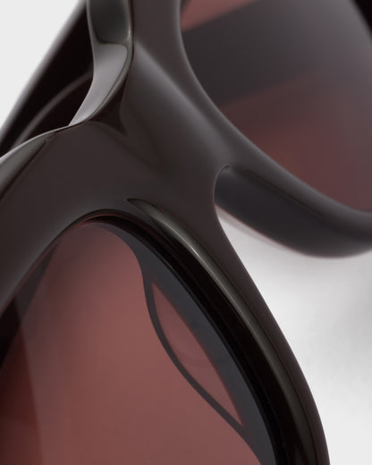Rechteckige Sonnenbrille aus schwarzem Acetat mit zigarrenfarbenen Gläsern