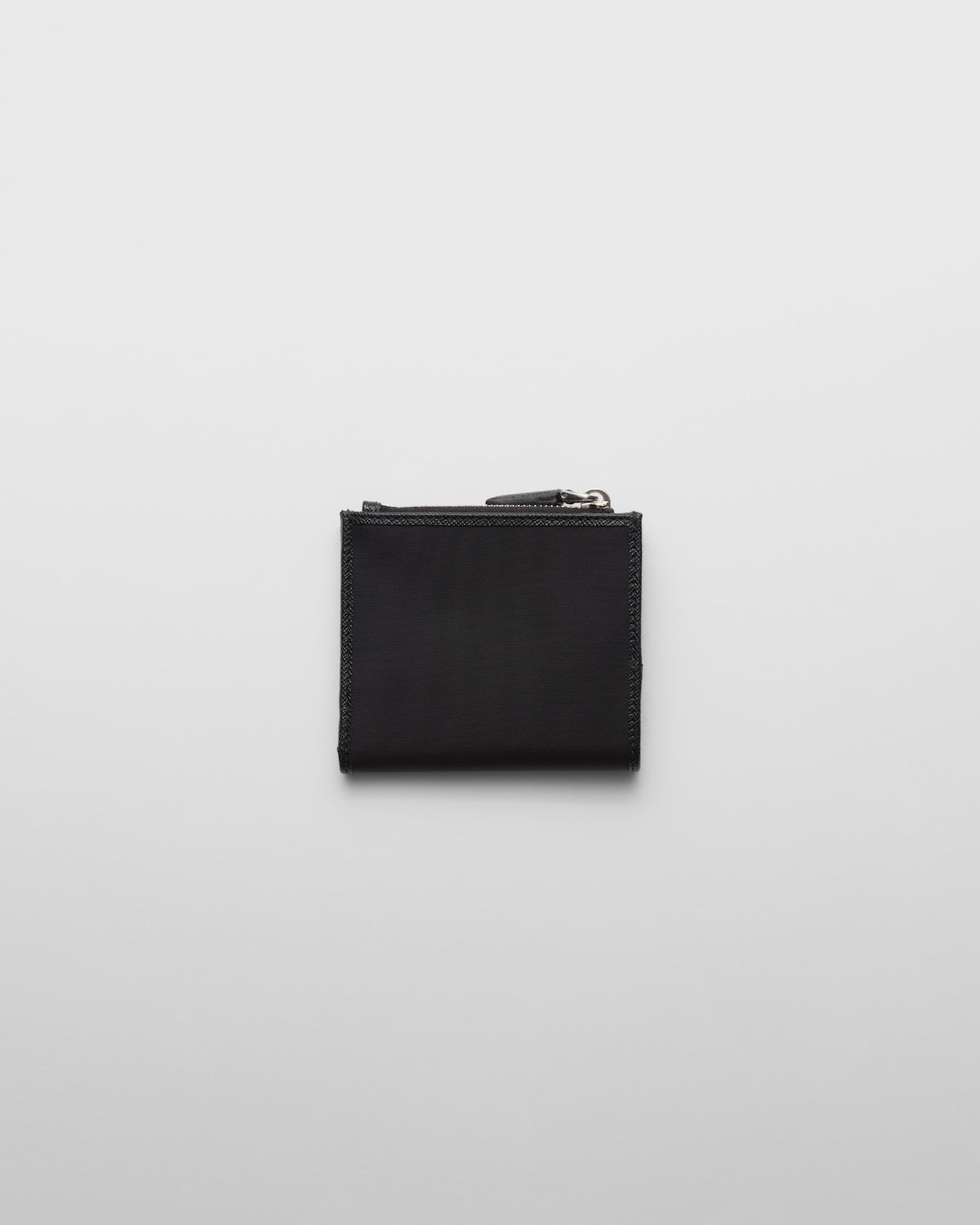 Kleines schwarzes Re-Nylon-Portemonnaie