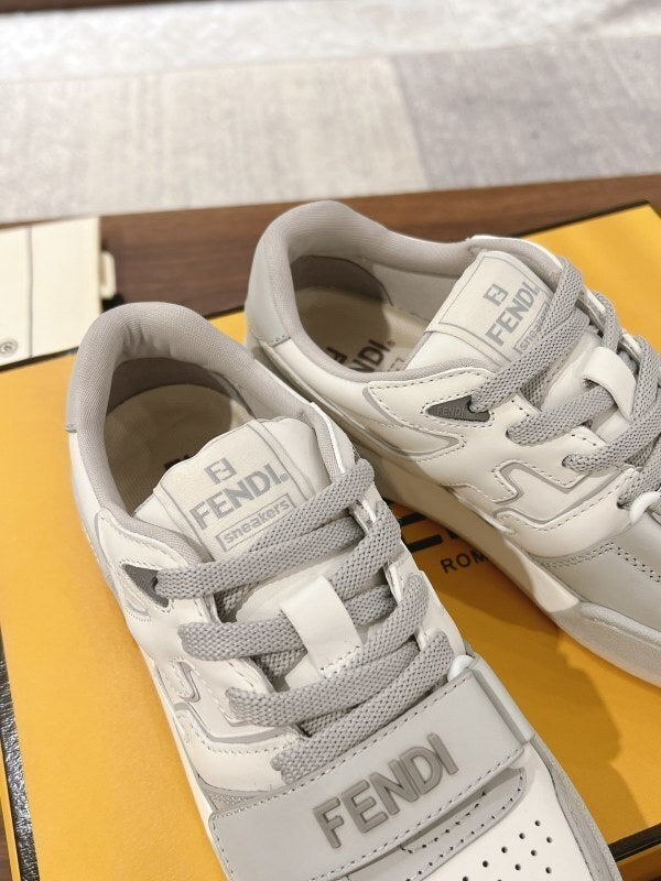 Match Sneakers aus grauem Leder mit weißen Details
