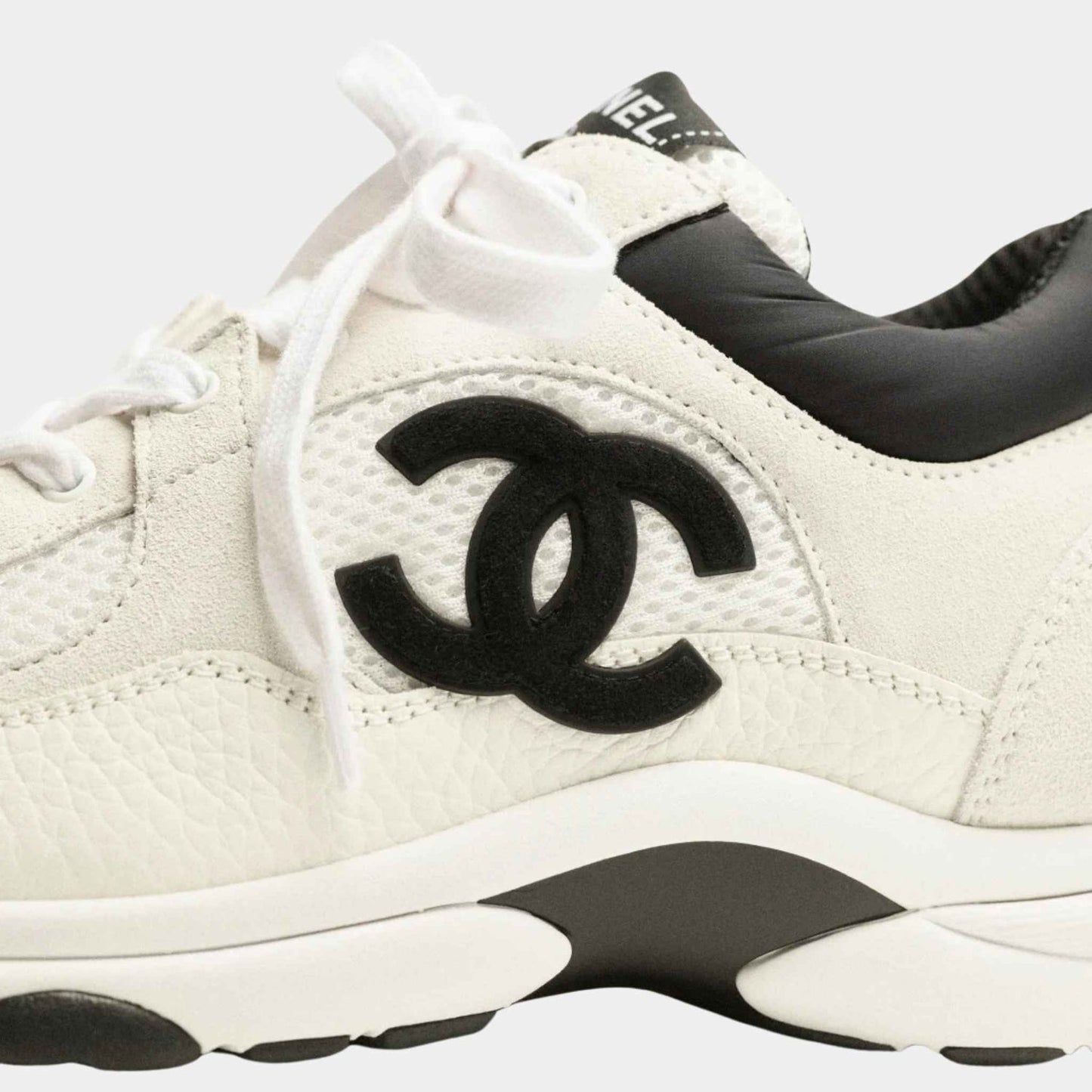 Sneaker aus Netz-Wildleder in Weiß/Schwarz