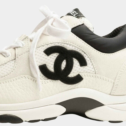 Sneaker aus Netz-Wildleder in Weiß/Schwarz