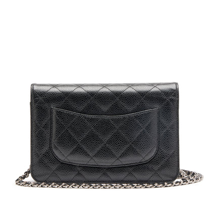 Schwarze Geldbörse mit Kette und silberfarbenem Logo