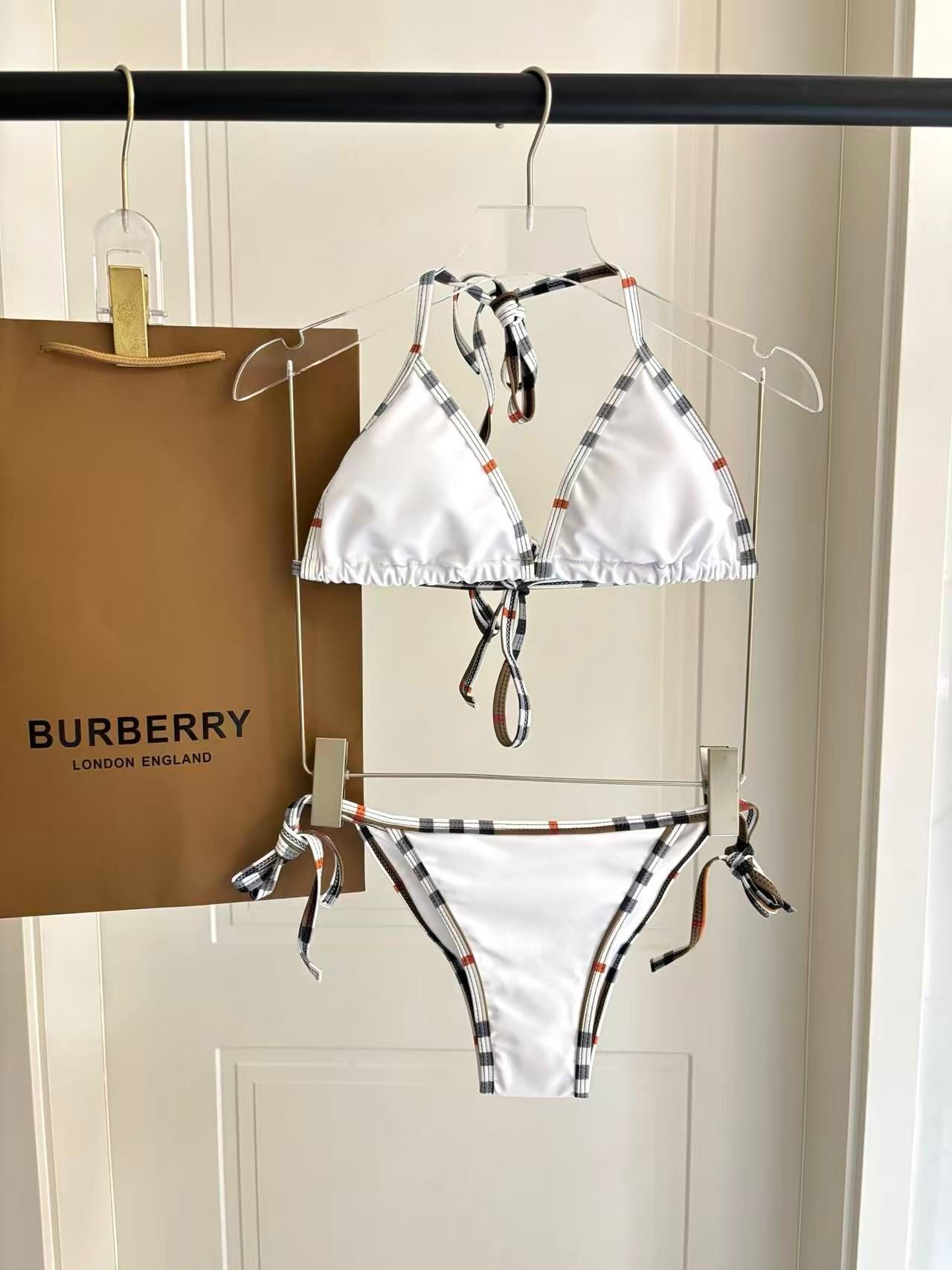Weißer Bikini mit Check-Besatz