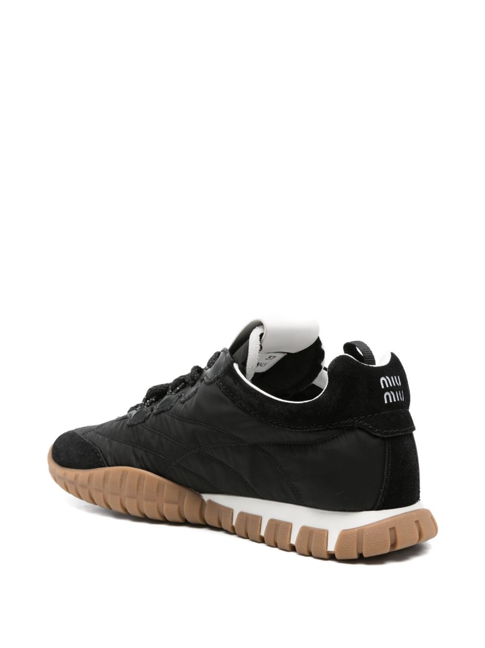 Sneakers mit schwarzen Paneelen