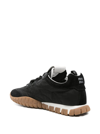 Sneakers mit schwarzen Paneelen