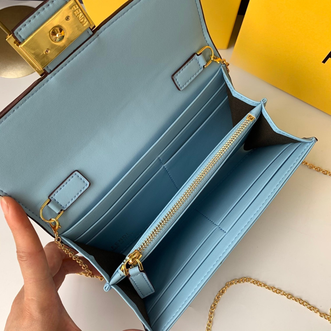 Blau Zucca Geprägte Leder Wallet on Chain Hellblau