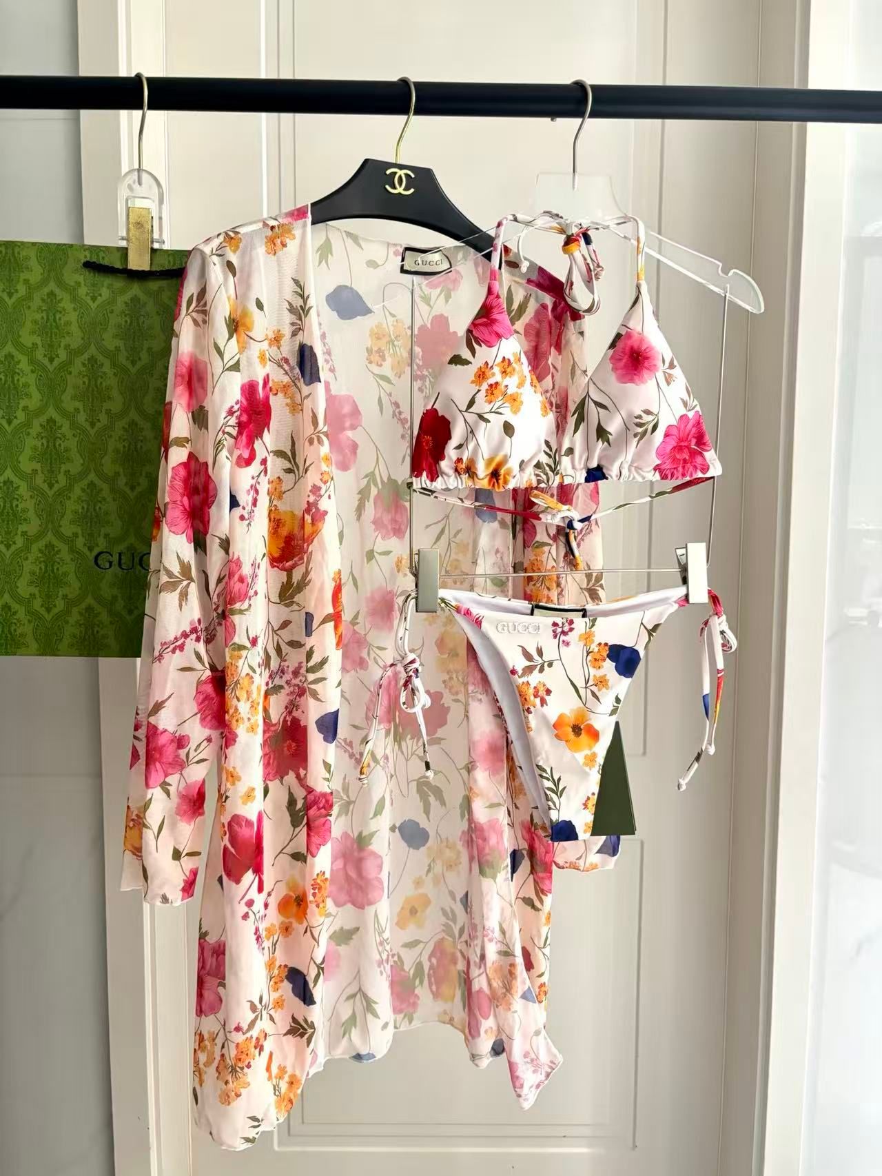 Bikini und Strandüberwurf mit Blumenprint