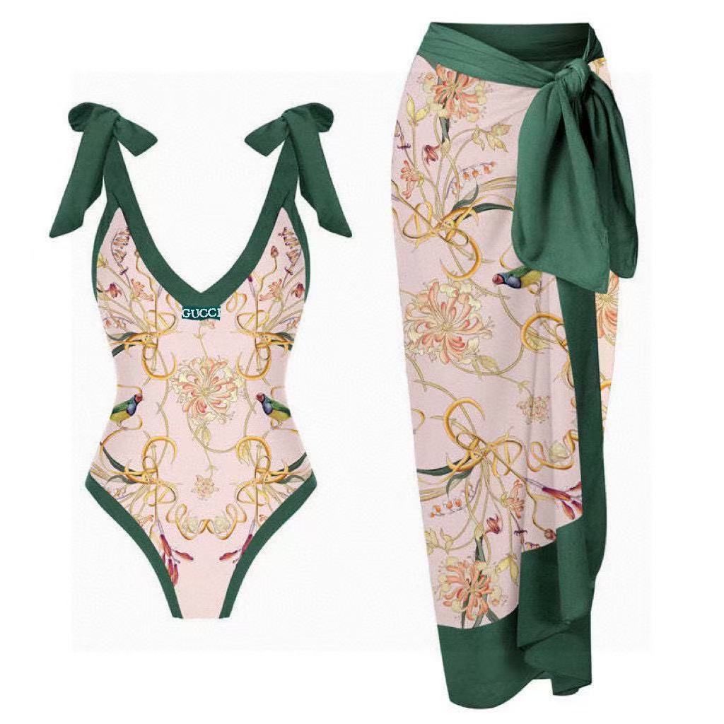 Badeanzug und Sarong mit botanischem Print