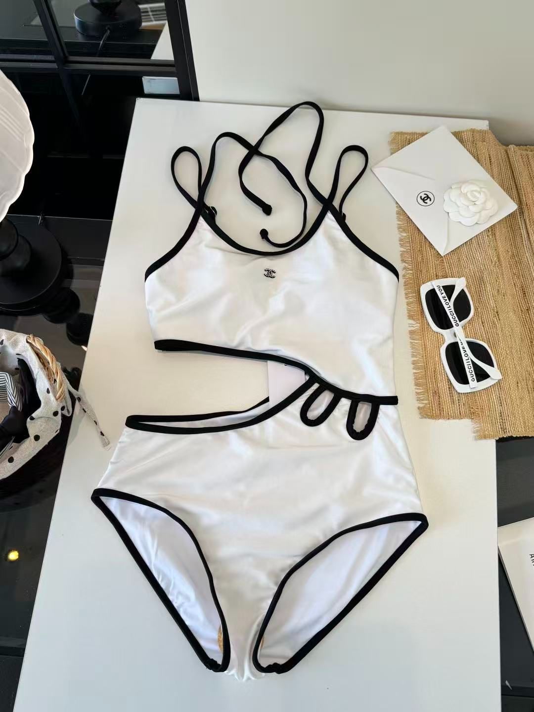 Badeanzug mit Cut-outs Weiß und schwarzen Abschlüssen