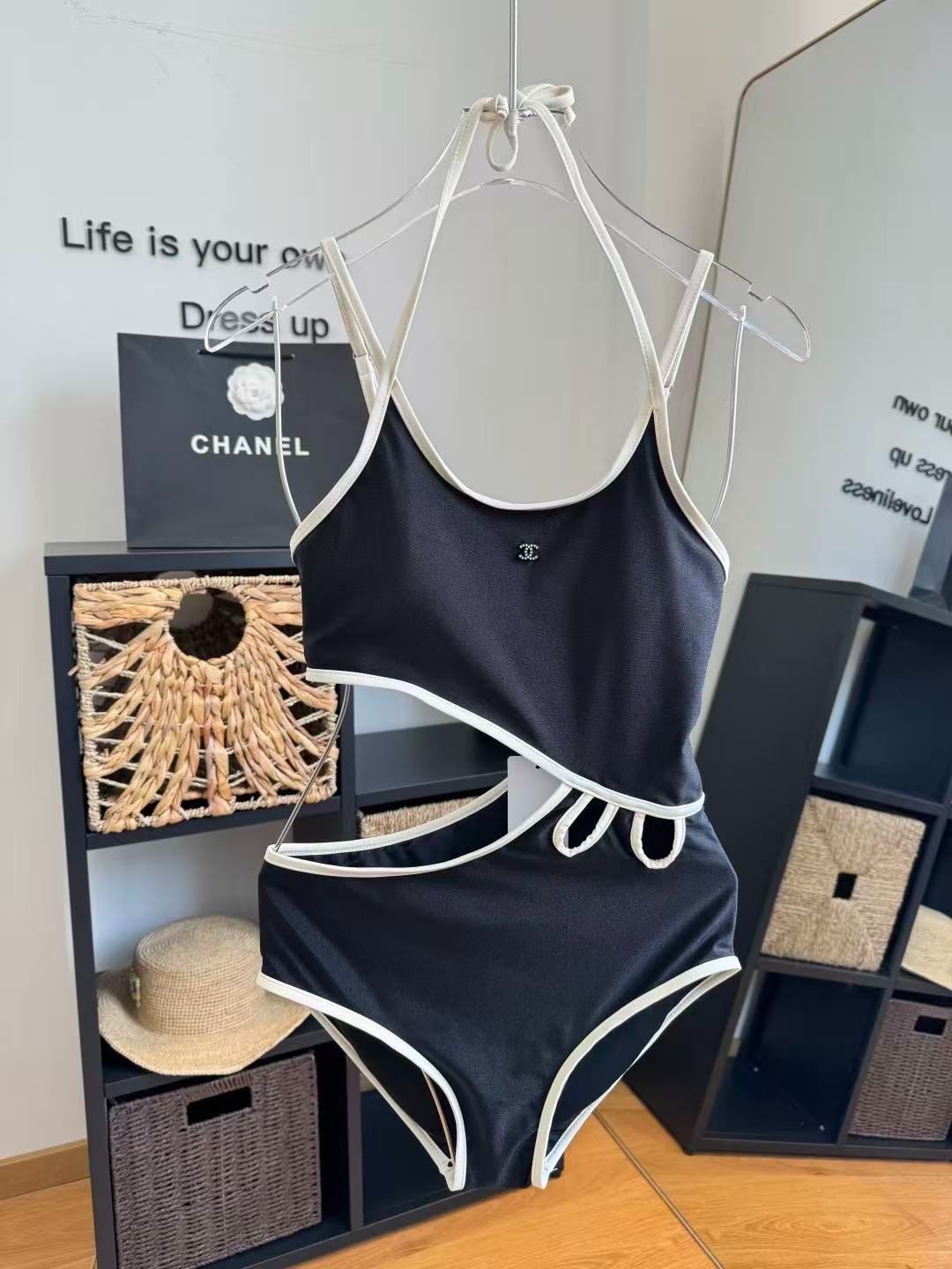 Badeanzug mit Cut-outs Schwarz und weißen Abschlüssen