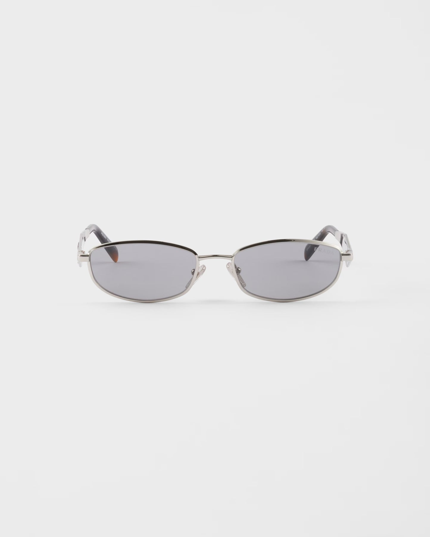 Ovale Sonnenbrille aus silberfarbenem Acetat mit grauen Gläsern