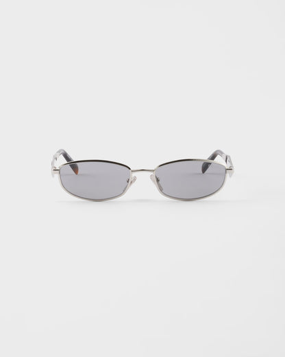 Ovale Sonnenbrille aus silberfarbenem Acetat mit grauen Gläsern