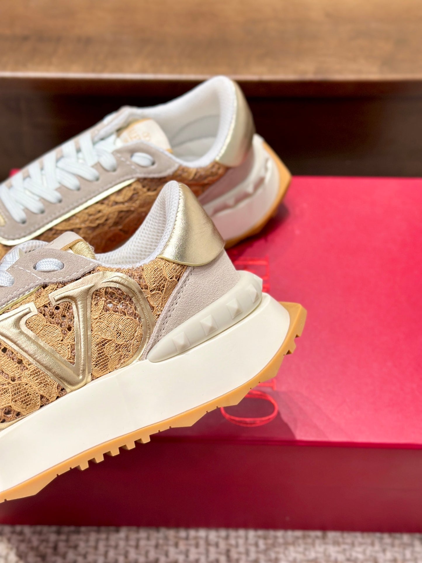 Lacerunner with suede trim Oro