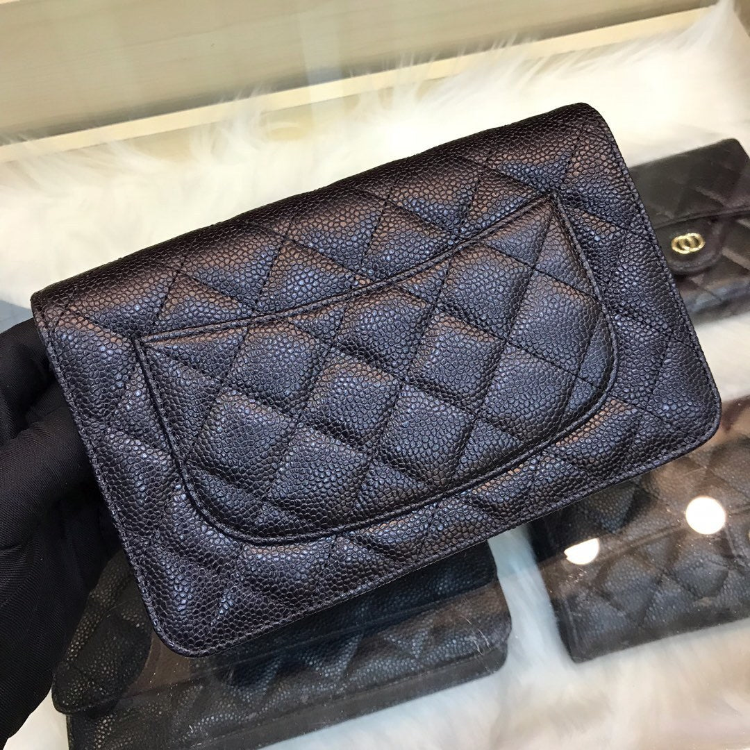 Schwarze Geldbörse mit Kette und goldfarbenem Logo