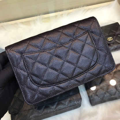 Schwarze Geldbörse mit Kette und goldfarbenem Logo