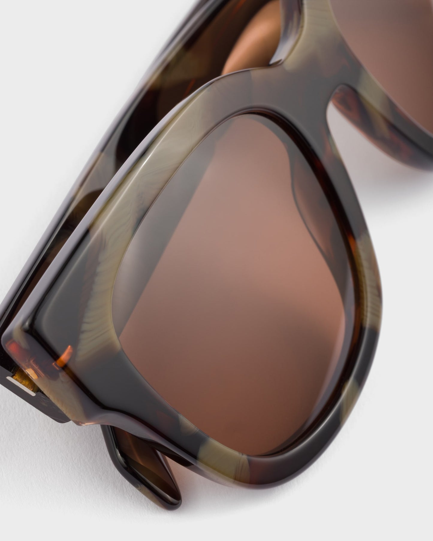 Sonnenbrille mit Logo und schokoladenfarbenen Gläsern