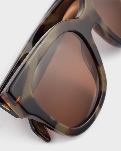 Sonnenbrille mit Logo und schokoladenfarbenen Gläsern