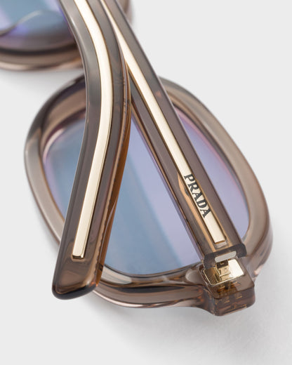 Sunglasses with iconic metal plaque and Crystal Ultraviolet lenses