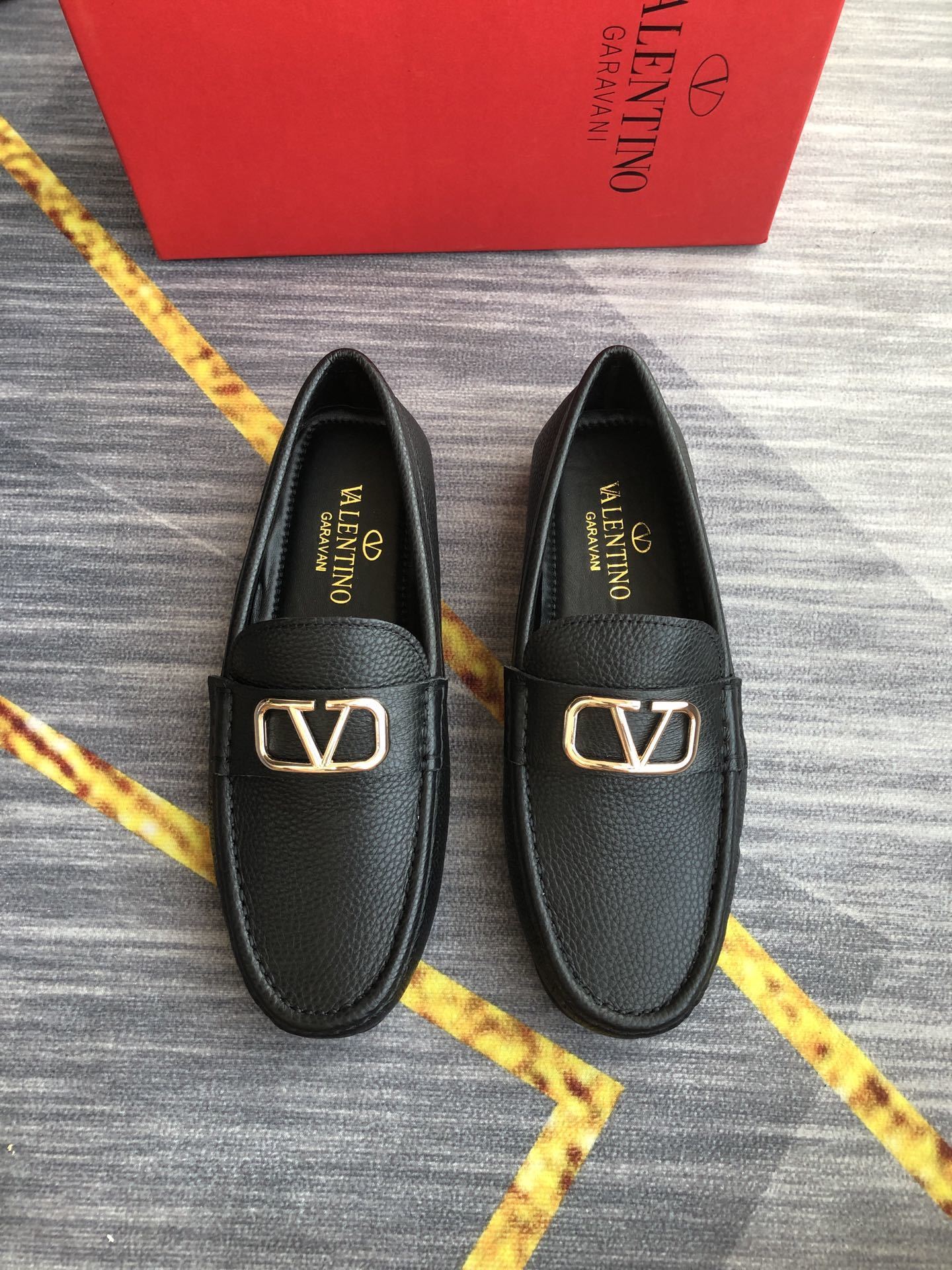 VLogo Signature Driving Shoes in Black Leather