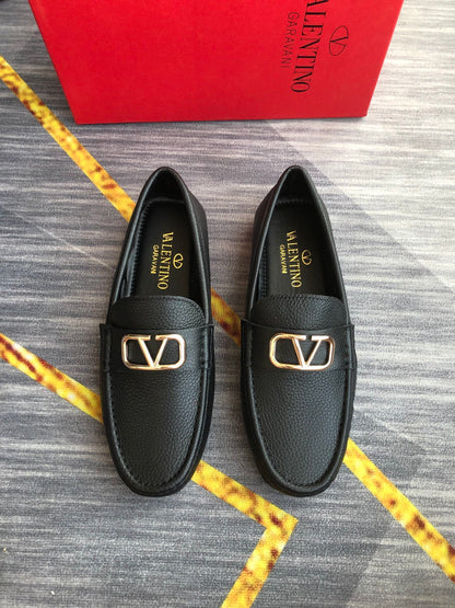 VLogo Signature Driving Shoes in Black Leather