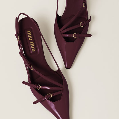 Slingback-Pumps aus Lackleder mit Schnallen in Bordeaux