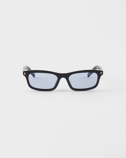 Sunglasses with iconic black acetate plaque