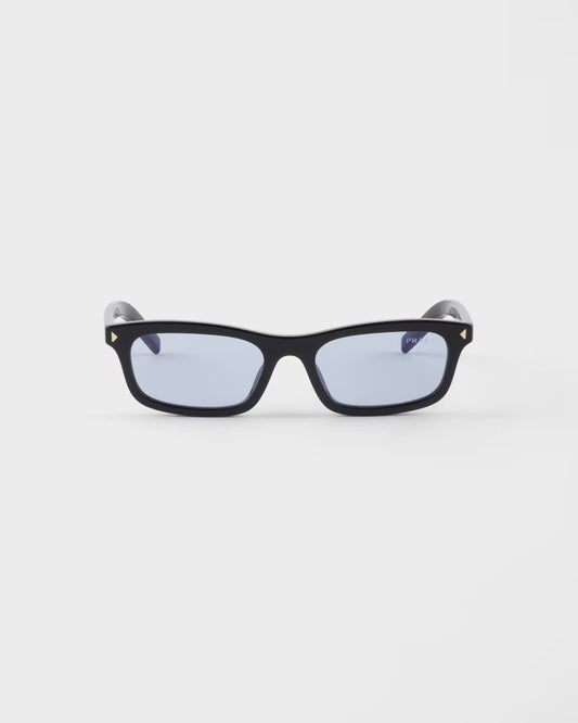 Sunglasses with iconic black acetate plaque