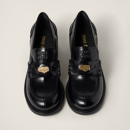 Hohe Loafer aus gebürstetem Leder in Schwarz