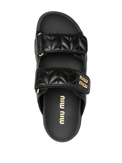 Sandalen aus matelassiertem Leder in Schwarz
