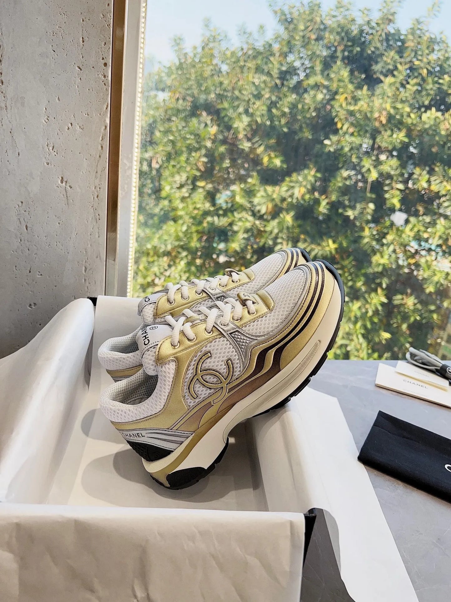 Sneaker aus Netz-Wildleder in Gold/Weiß
