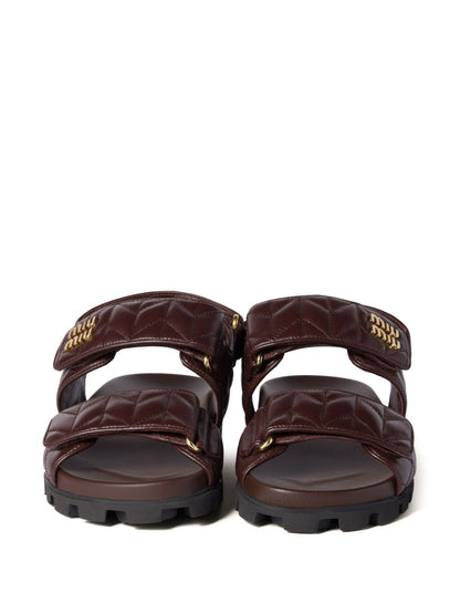 Sporty sandals in quilted leather in Bordeaux