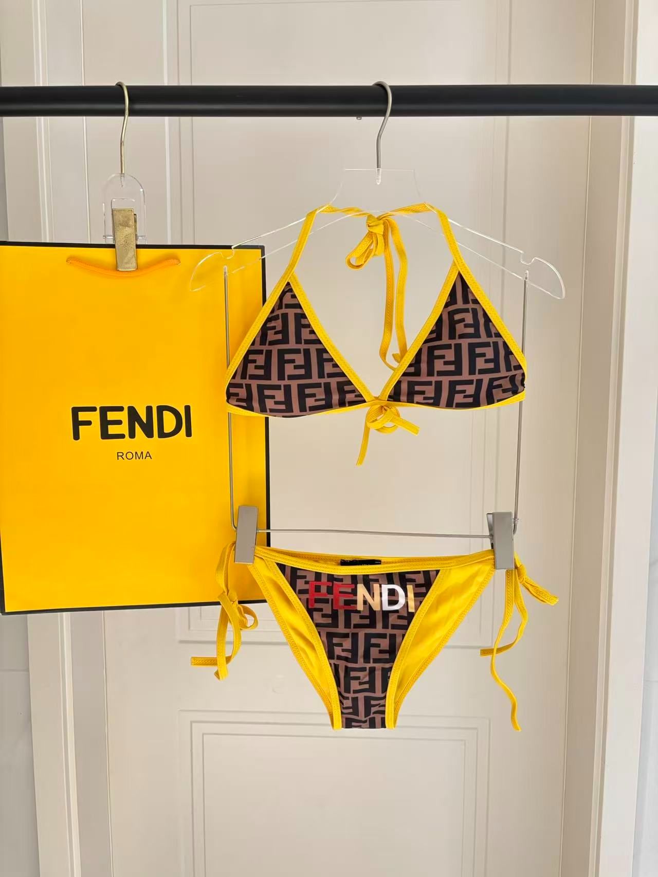 Triangel-Bikini mit FF-Logomuster und Kontrastbesatz